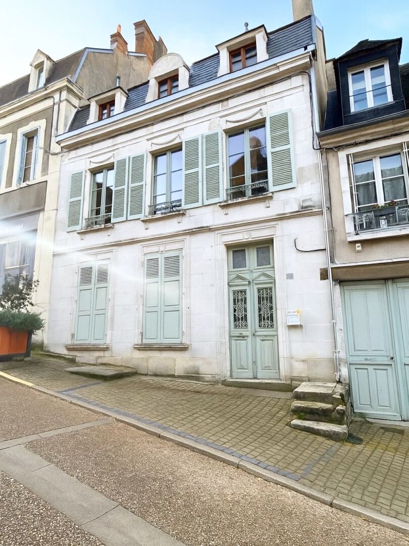 Une maison de ville remarquable en plein cœur de Sancerre. Il s’agit d’une rénovation lourde pour…