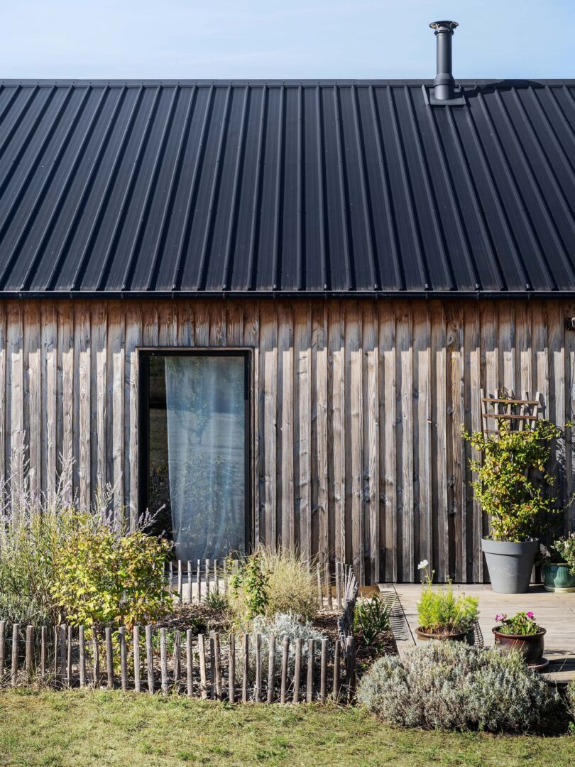 La Maison Noire. Des volumes simples, un système constructif lisible, et une maison de famille généreuse,…